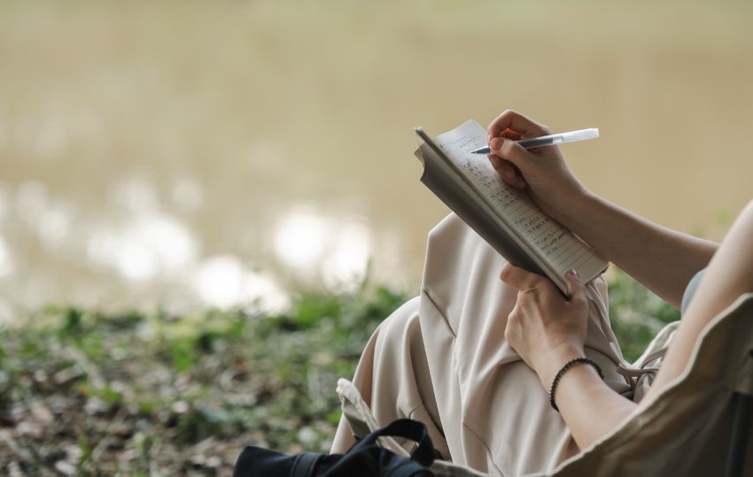Vrouw die een gedicht aan het schrijven is